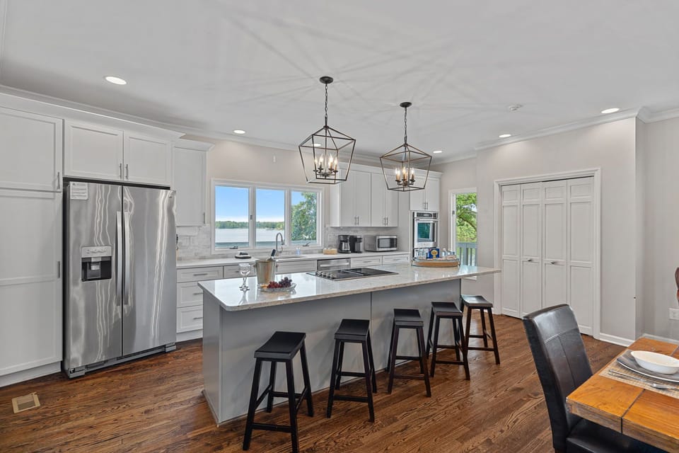 Blue Heron Bliss-Fully stocked kitchen to prep all your group meals with island seating for 5.