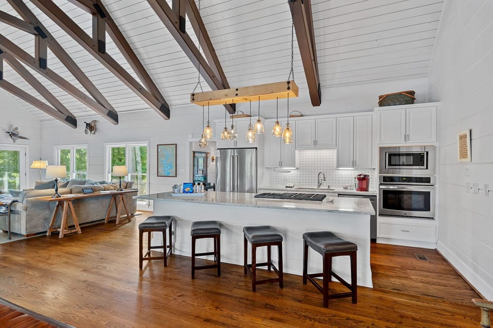 Back Porch Bliss-Fully stocked kitchen to prep all your group meals & island seating for 4.