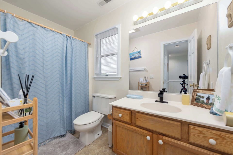 Hallway Full Bathroom