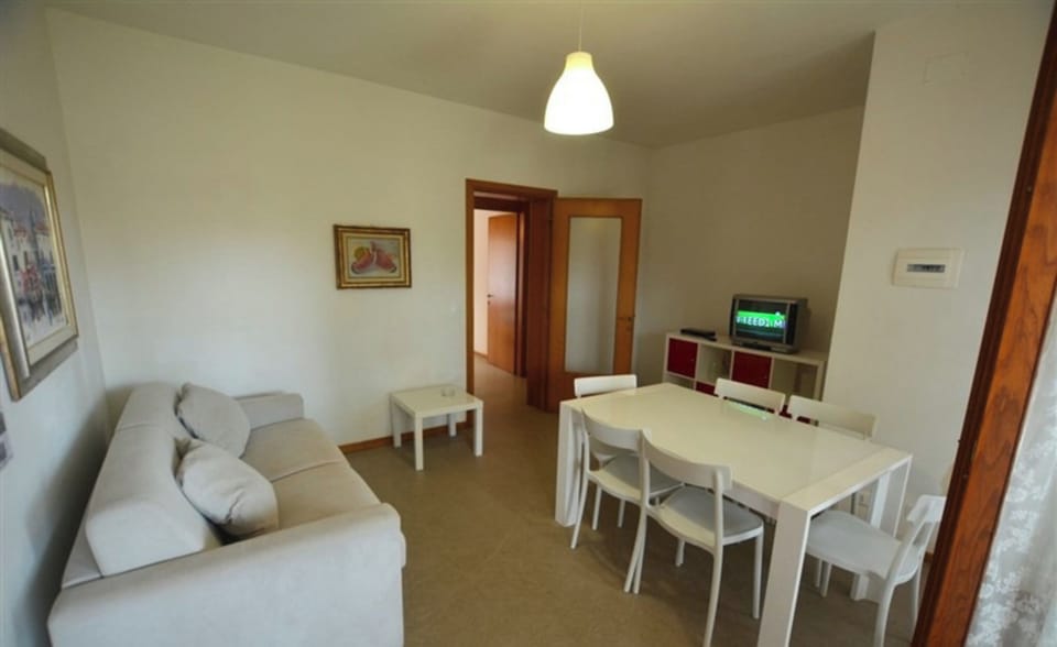 Apartment, 2 Bedrooms, Balcony, Garden View | Dining room
