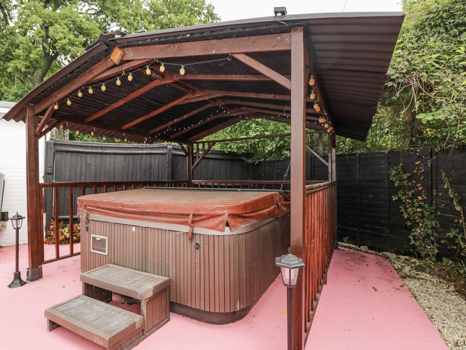 Cottage | Outdoor spa tub