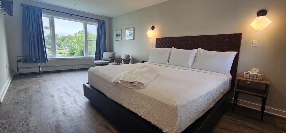 King Bed-Mountain and Lake Views