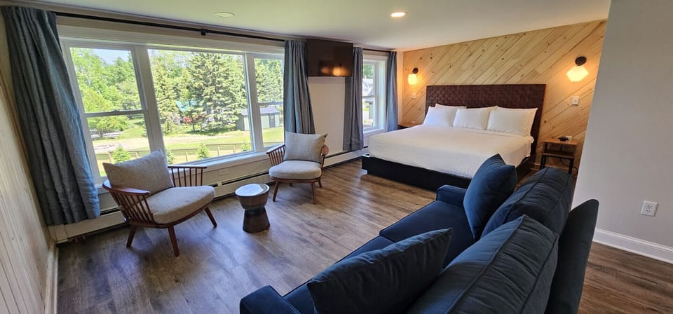Sleep in comfort with fresh linens and calming lake views 🌊🛏️
