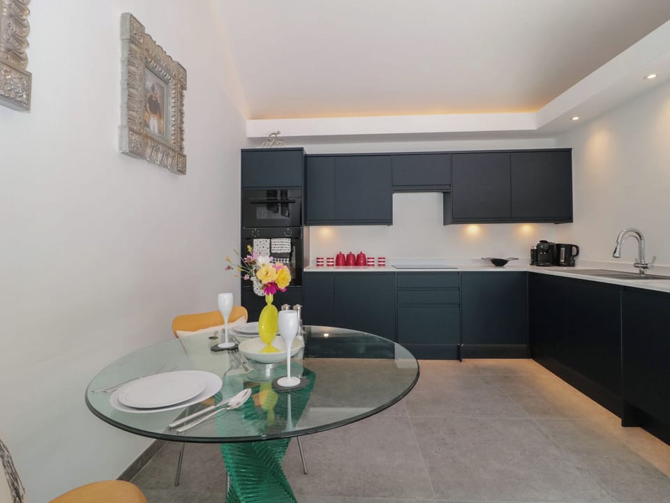 Cottage | Private kitchen | Fridge, cookware/dishes/utensils