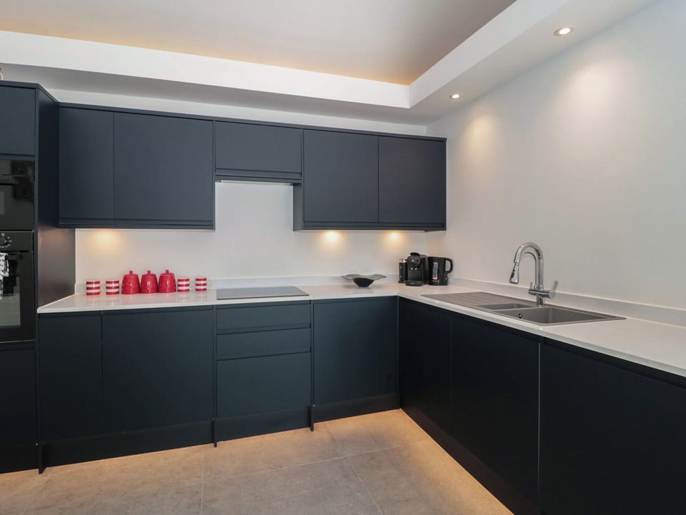 Cottage | Private kitchen | Fridge, cookware/dishes/utensils