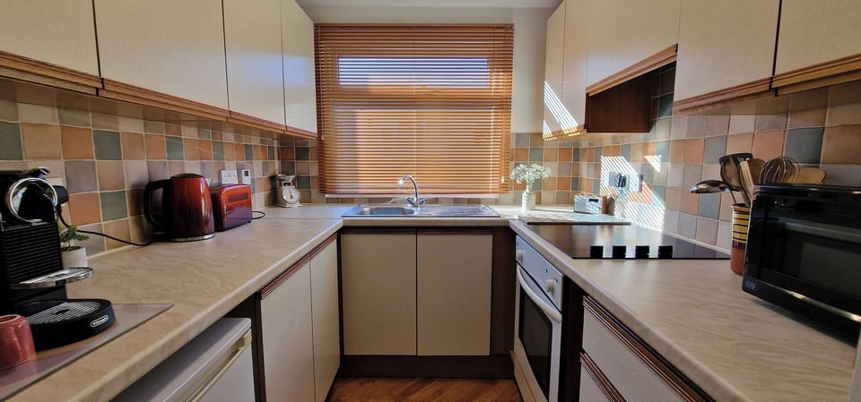 Cottage | Private kitchen | Fridge, microwave, toaster, cookware/dishes/utensils