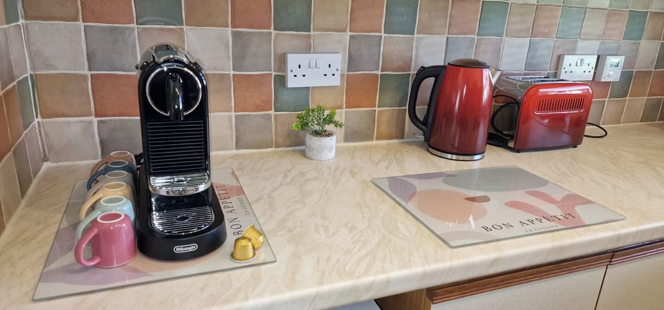 Cottage | Private kitchen | Fridge, microwave, toaster, cookware/dishes/utensils