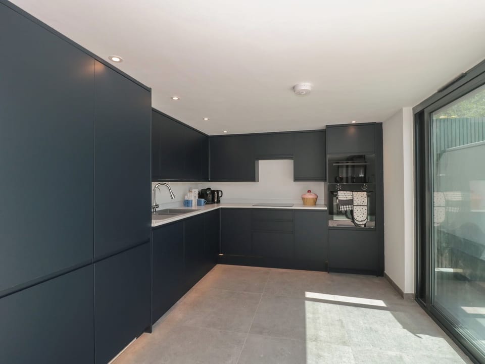 Cottage | Private kitchen | Fridge, cookware/dishes/utensils