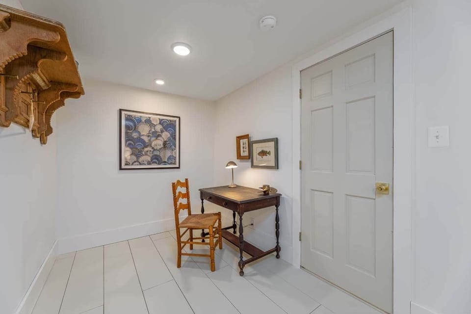 primary bedroom desk nook