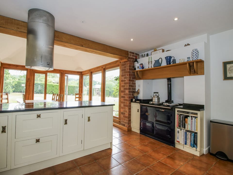 Cottage | Private kitchen | Fridge, microwave, dishwasher, toaster