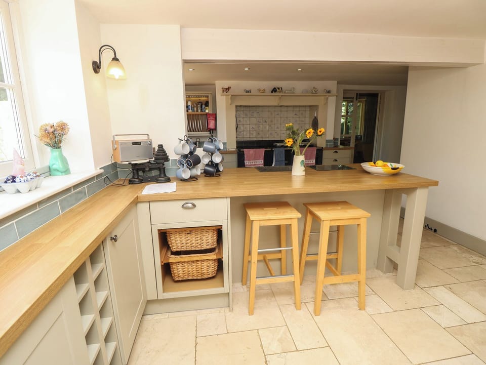 Fridge, dishwasher, toaster, cookware/dishes/utensils
