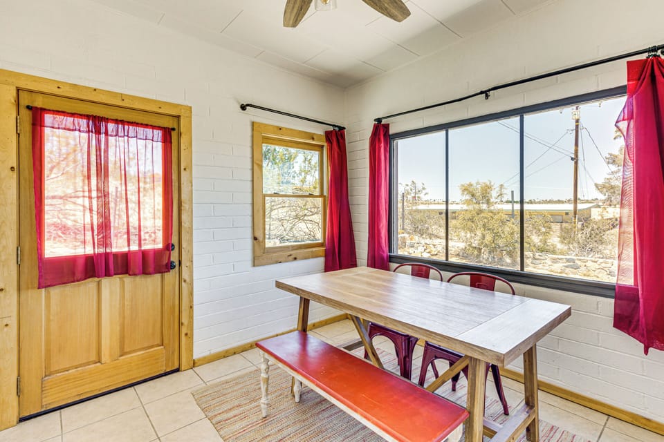 Dining Area | Dishes & Flatware Provided