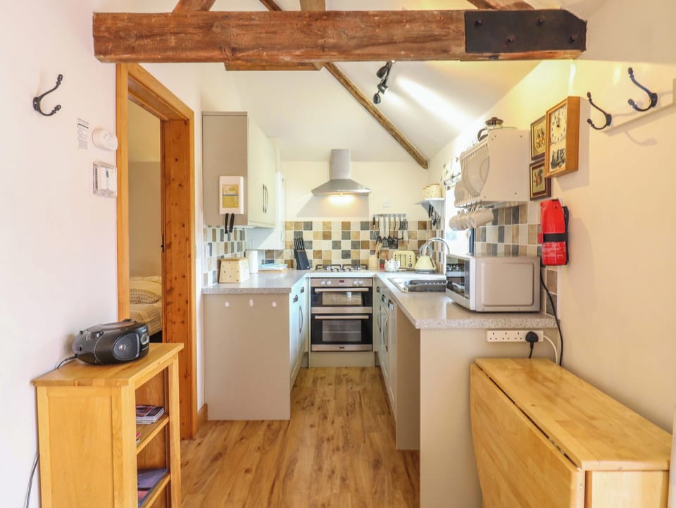 Cottage | Private kitchen | Fridge, microwave, dishwasher, toaster