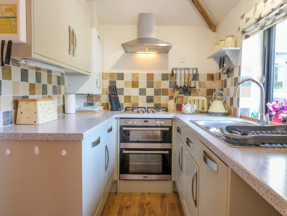 Cottage | Private kitchen | Fridge, microwave, dishwasher, toaster