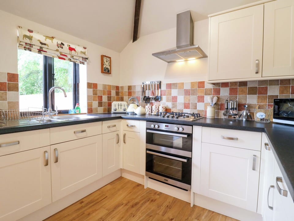 Cottage | Private kitchen | Fridge, microwave, dishwasher, toaster