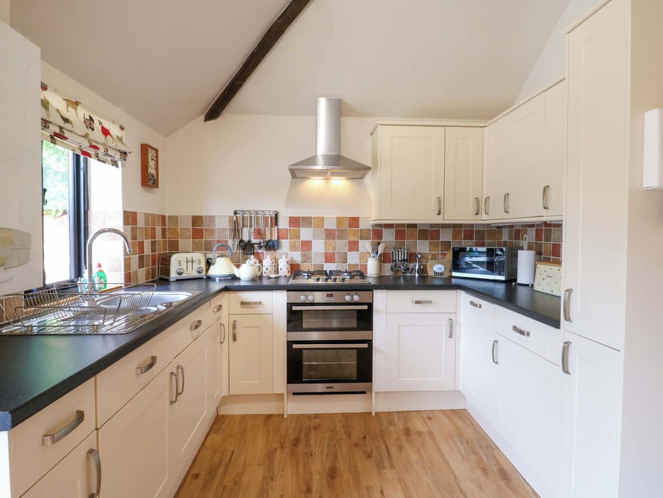 Cottage | Private kitchen | Fridge, microwave, dishwasher, toaster