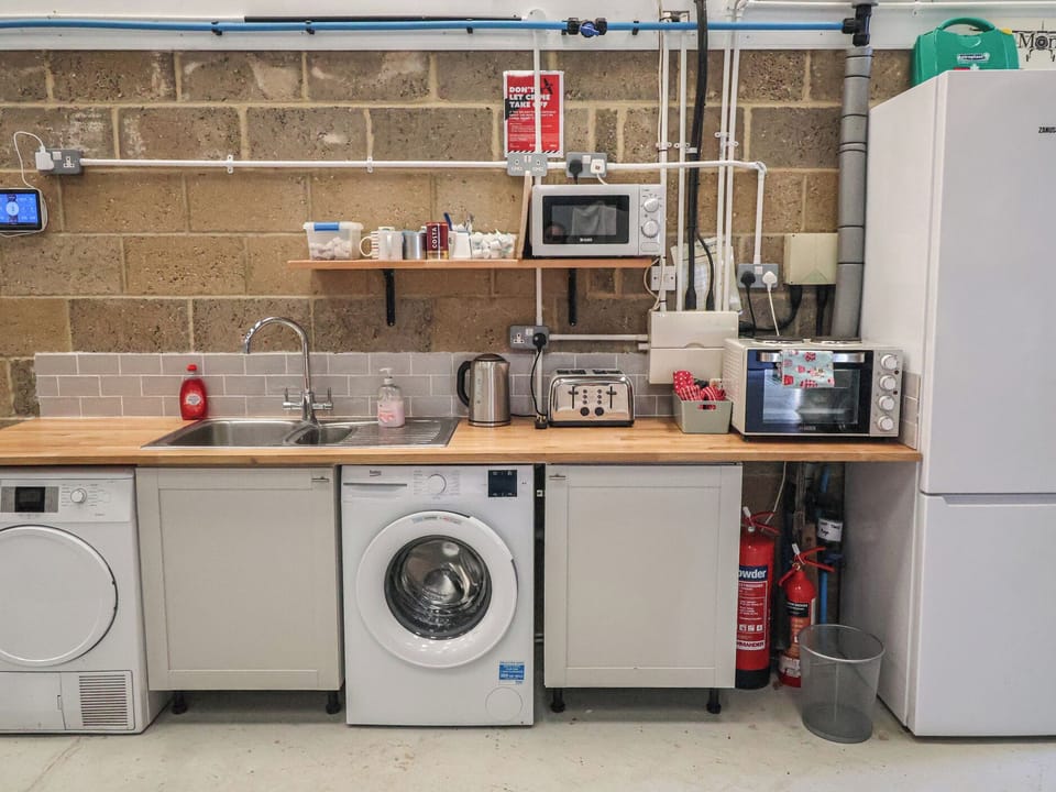 Fridge, cookware/dishes/utensils