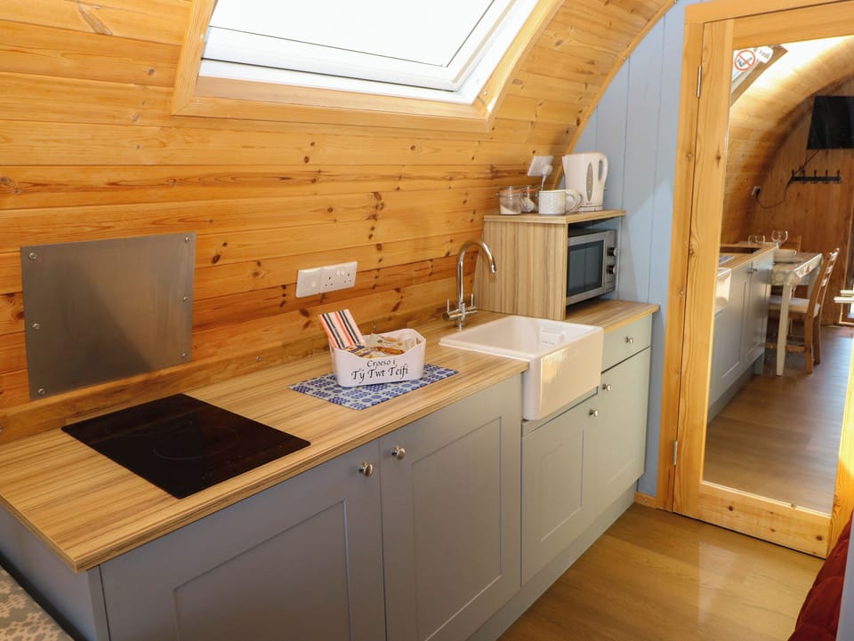 Cottage | Dining