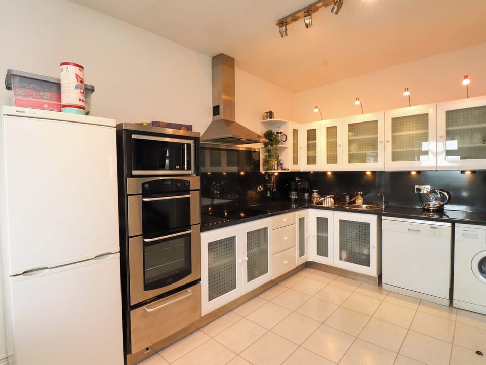 Cottage | Private kitchen | Dishwasher, cookware/dishes/utensils