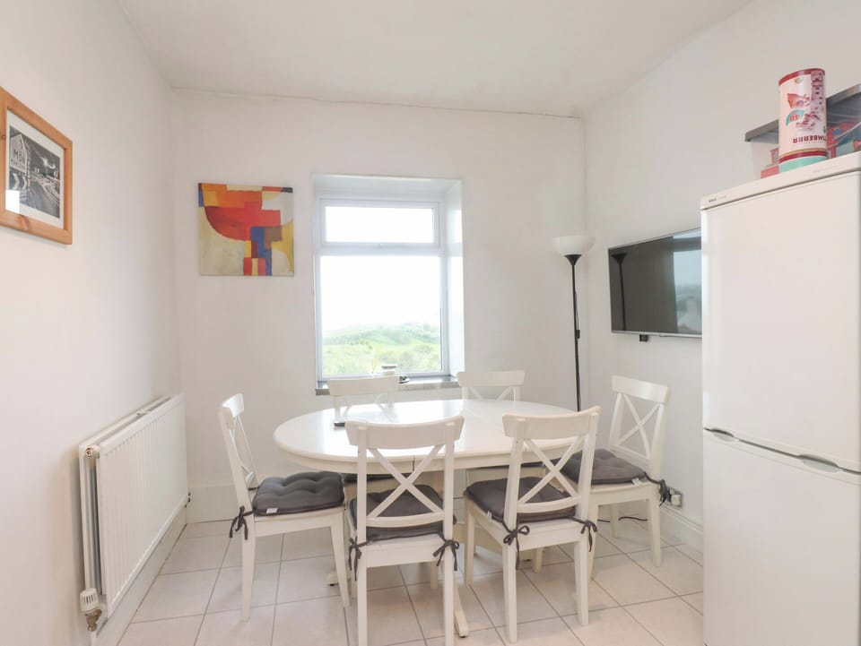 Cottage | Dining