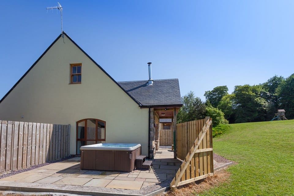 Beech Cottage Exterior and Hot Tub