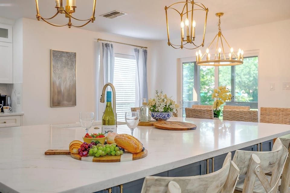 Casual dining or coffee mornings at the 4-seat kitchen island.

