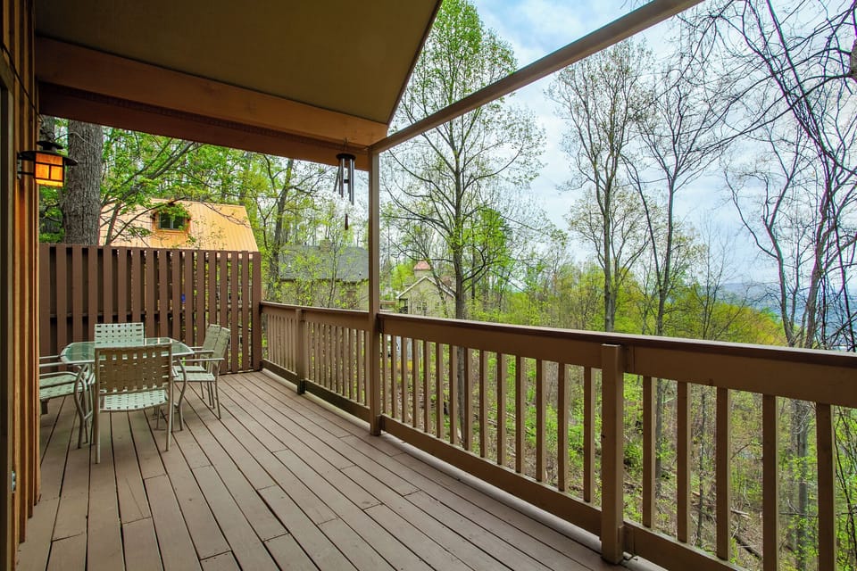 Large Deck with outdoor dining