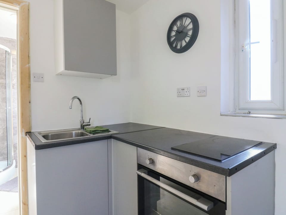 Fridge, cookware/dishes/utensils