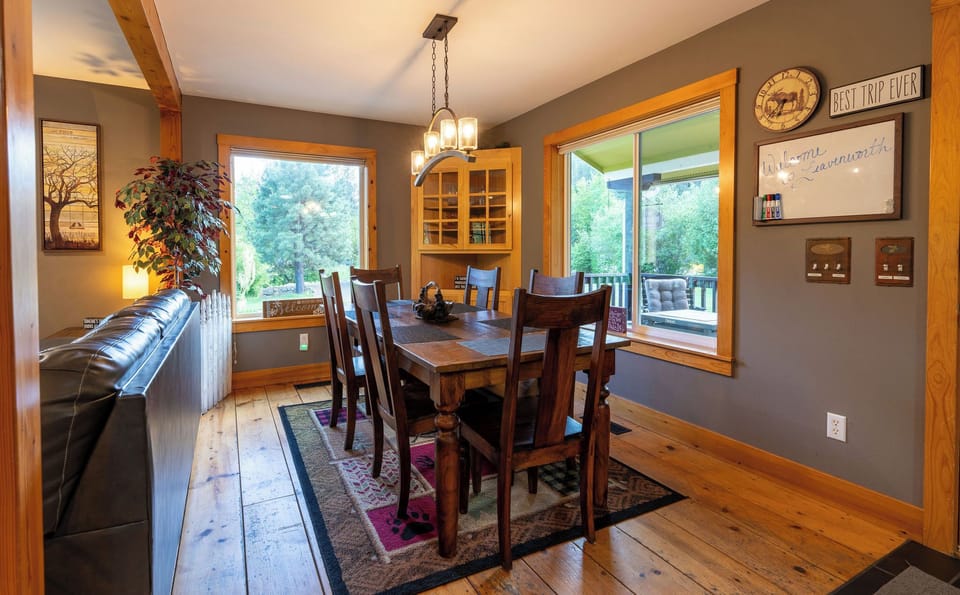 DIning seats 8