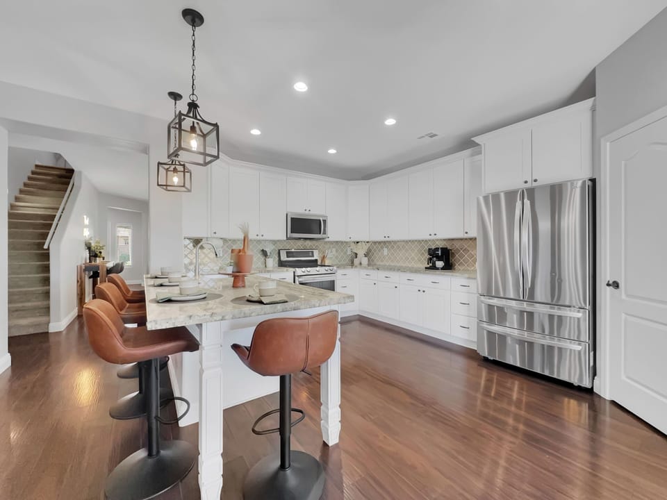 Call me Chef Bae in this kitchen! Well-appointed kitchen, you bring the groceries, we have the rest.