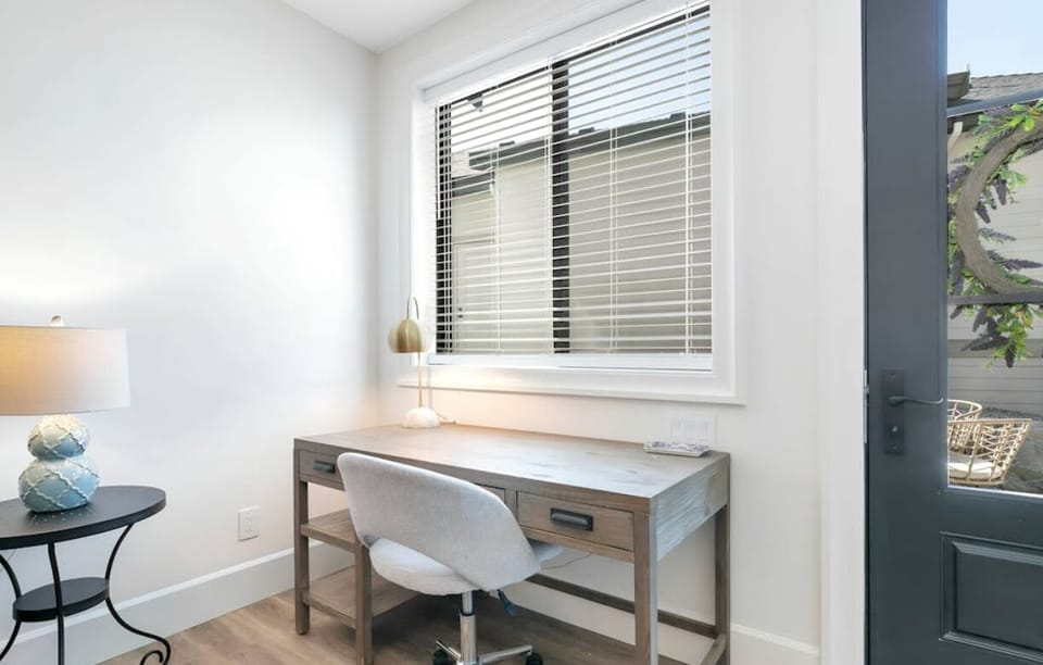 High speed internet and work desk with lots of natural light.