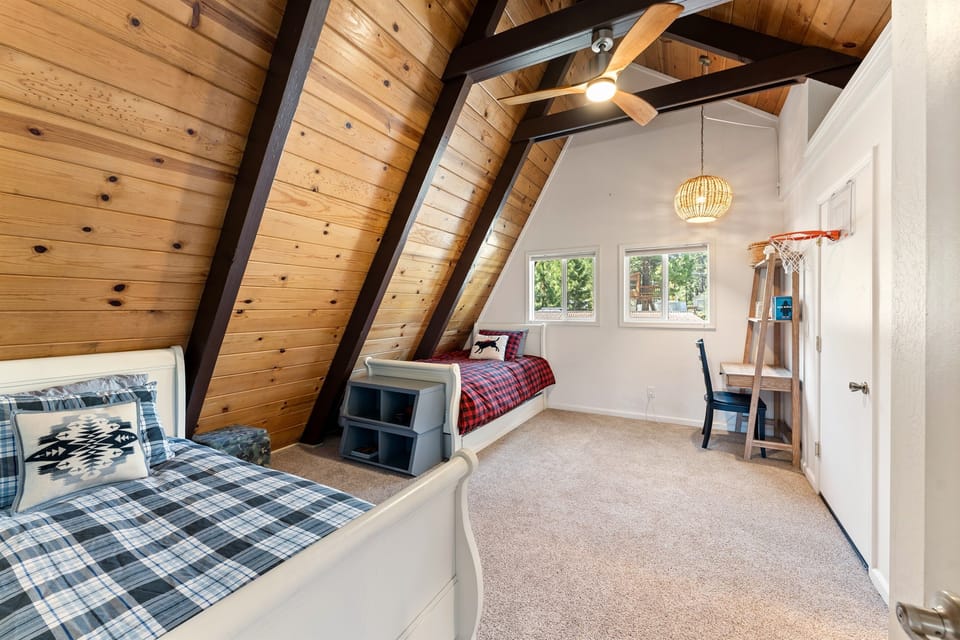 Bonus Room (located upstairs): Sleeps up to four with two twin beds and two trundle beds, perfect for kids or extra guests.