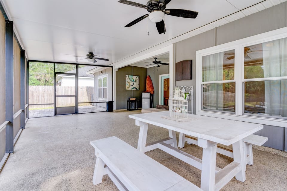 Screened-in patio with outdoor dining