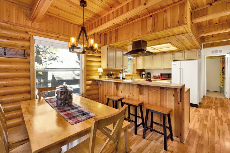 Dining area seating for 6 plus 3 stools for breakfast bar