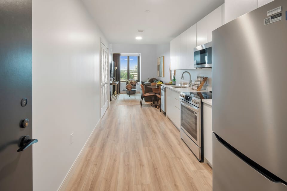 Luxury Apartment, 1 Bedroom, Non Smoking, Executive Level | Private kitchen | Full-size fridge, microwave, oven, stovetop