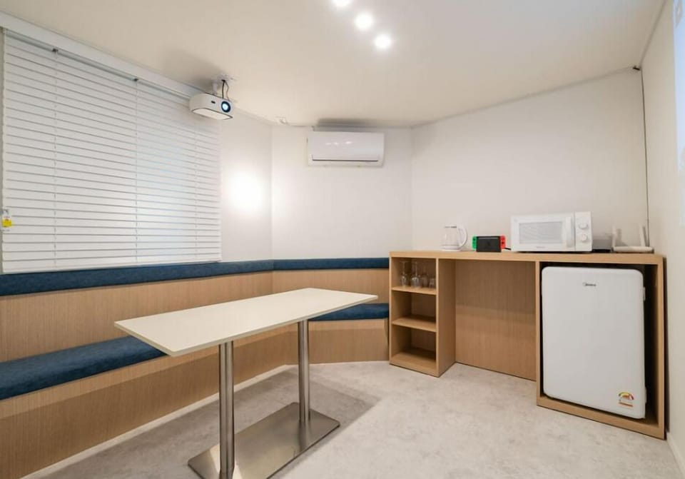 Suite Note | Desk, free WiFi, bed sheets