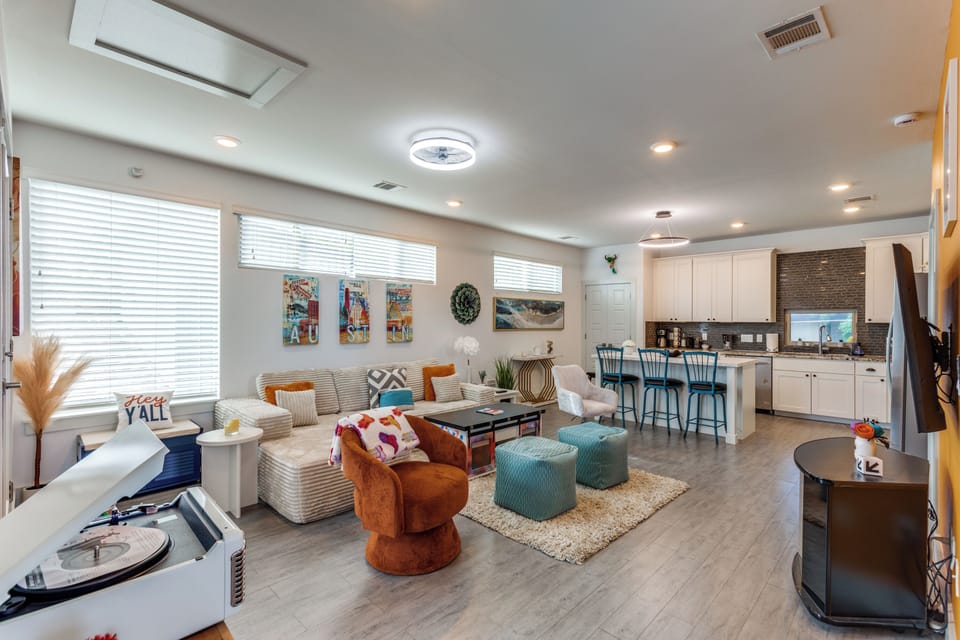 Living Room | Stocked Kitchen 1GB Wi-Fi | 55" SmartTV | Retro Player | 12+ seats