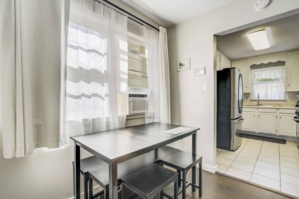 House | In-room dining