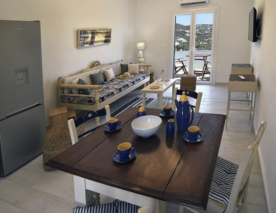 Comfort Apartment, Beach View | Living area