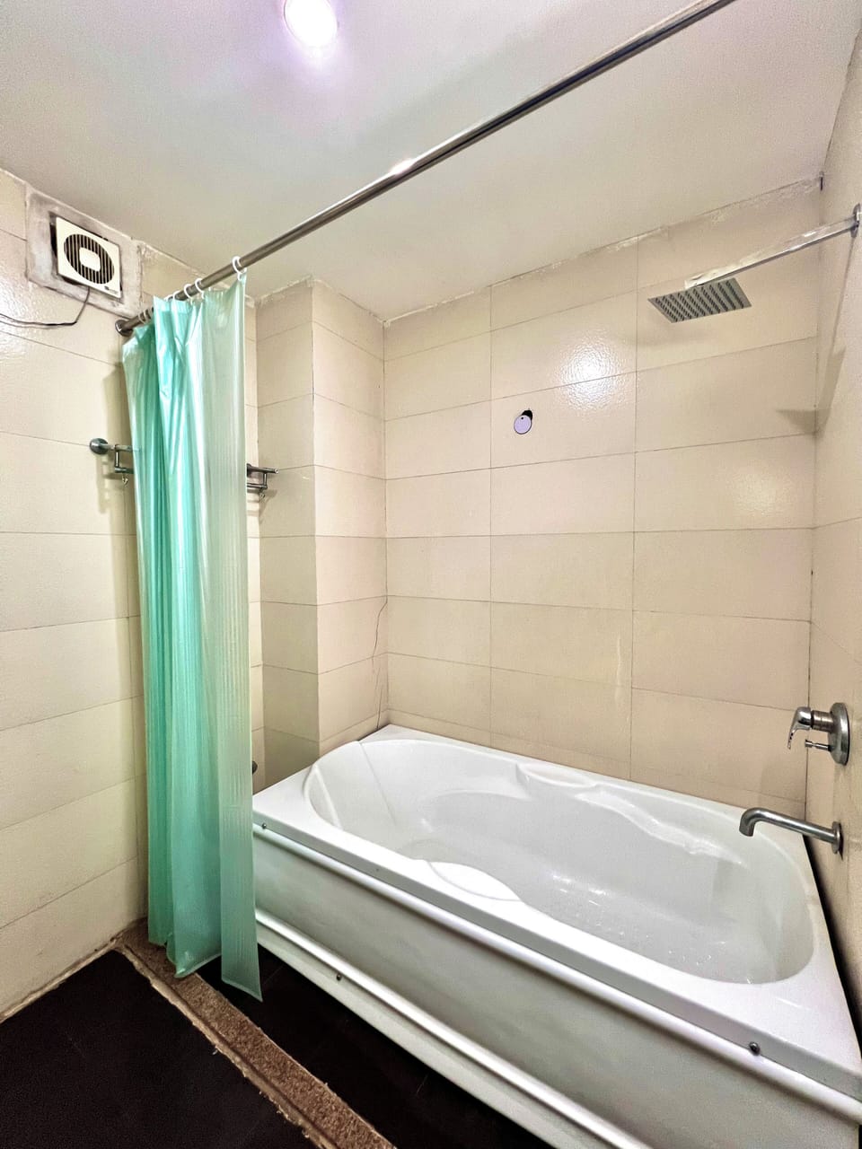 Superior Double Room | Bathroom | Combined shower/tub, free toiletries, slippers, bidet