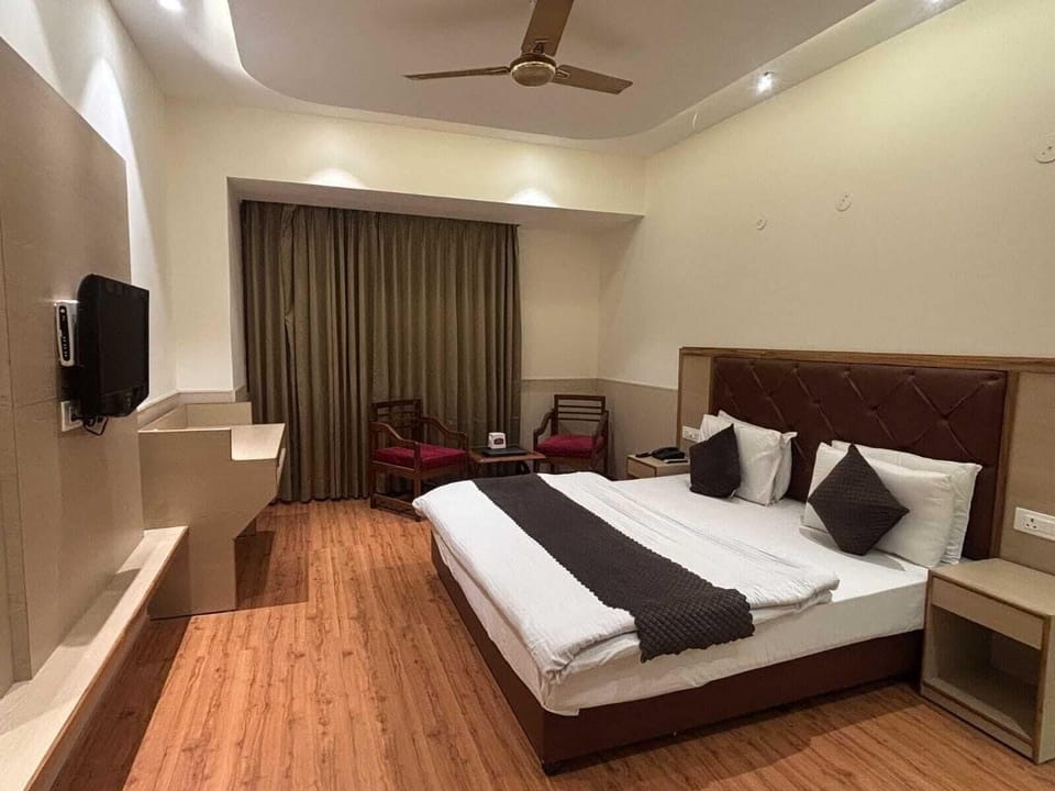 Deluxe Room, 1 King Bed, Air conditioning | Desk, laptop workspace, free WiFi