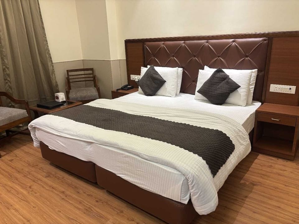 Deluxe Room, 1 King Bed, Air conditioning | Desk, laptop workspace, free WiFi