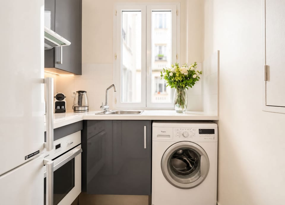 Fully-equipped kitchen with washer