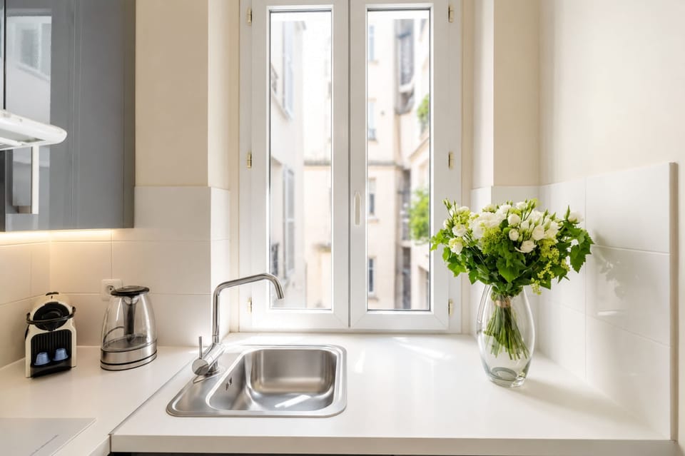 Fully-equipped kitchen with washer