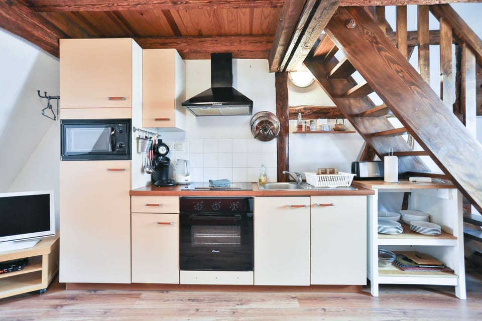 Une cuisine équipée est à votre disposition avec four, four micro-ondes, cafetière SENSEO, bouilloire, grille pain.