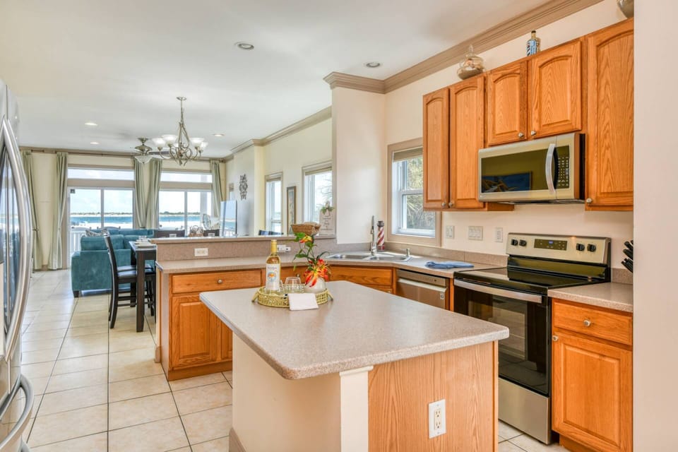 The spacious and fully stocked kitchen has everything you need to prepare your favorite foods and drinks.