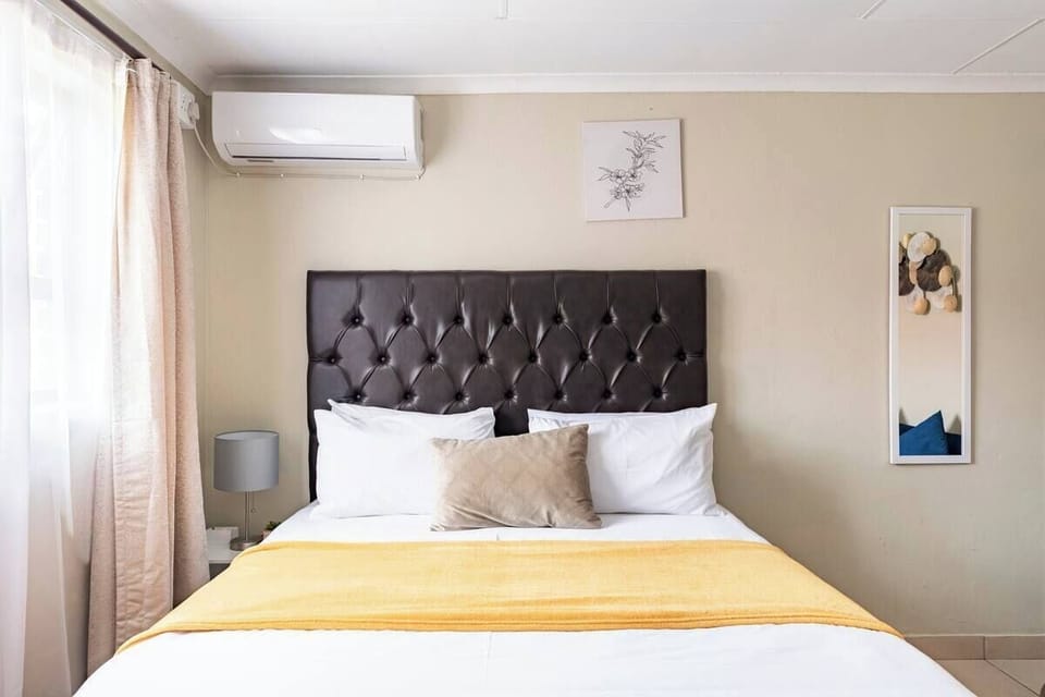 Room, 1 Queen Bed, Non Smoking, Pool View | In-room safe, desk, laptop workspace, soundproofing