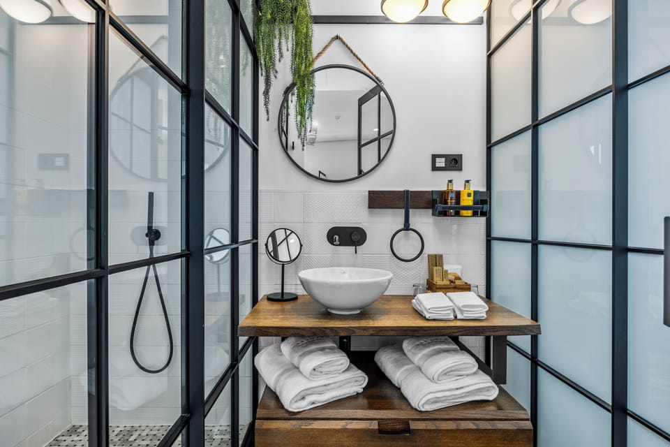 Deluxe Double Room | Bathroom | Shower, free toiletries, hair dryer, slippers