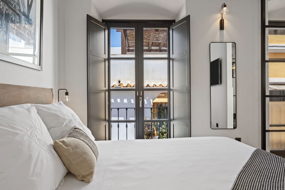 Standard Double Room | In-room safe, desk, laptop workspace, blackout drapes