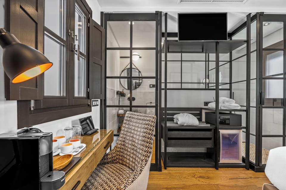 Standard Single Room | In-room safe, desk, laptop workspace, blackout drapes